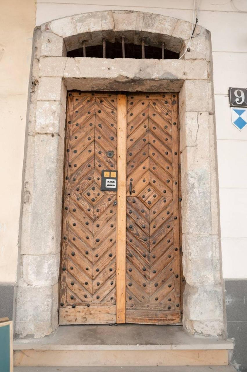 Apartament - Lesi Ukrainky 18  Lviv Bagian luar foto